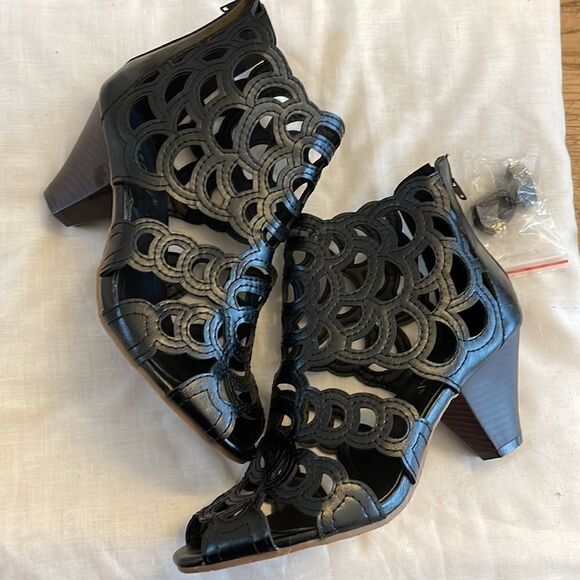 RASOLLI BLACK CUT OUT SHOOTIES.  NEW - Picture 1 of 7